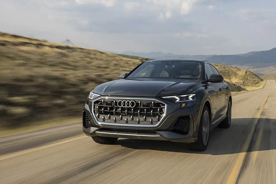 SUV hạng sang Audi Q8 trang bị hệ dẫn động 4 bánh toàn thời gian Quattro di chuyển trên đường đèo