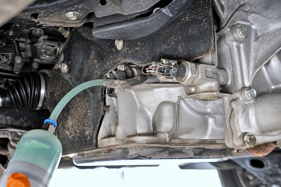 Kỹ thuật viên bơm dầu tuần hoàn chuyên dụng bảo dưỡng hộp số CVT định kỳ dưới gầm xe