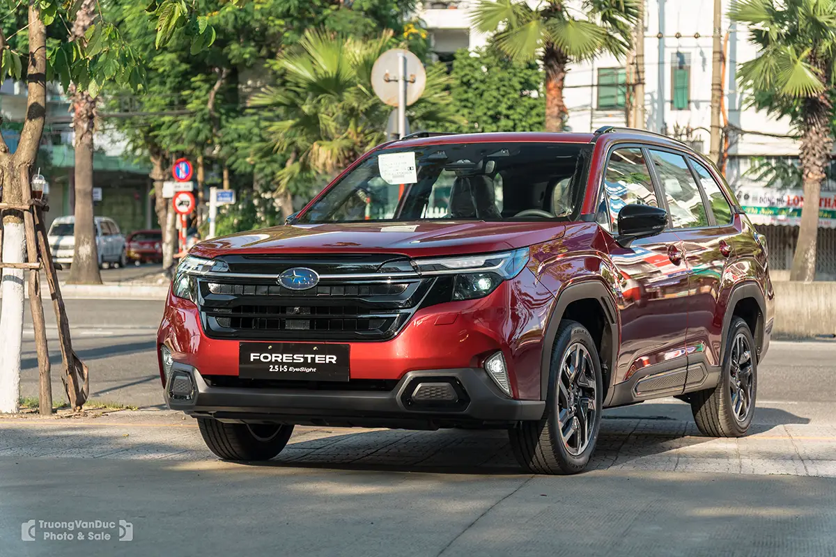 Subaru Forester 2026 màu đỏ tại Đà Nẵng, mẫu SUV gia đình Nhật Bản an toàn, rộng rãi và đáng cân nhắc cho khách hàng đang tìm hiểu có nên mua Subaru Forester 2026 không.