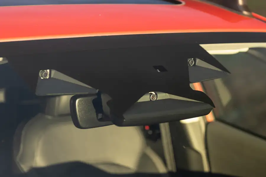 Cụm camera EyeSight 4.0 phía sau kính lái của Subaru Crosstrek
