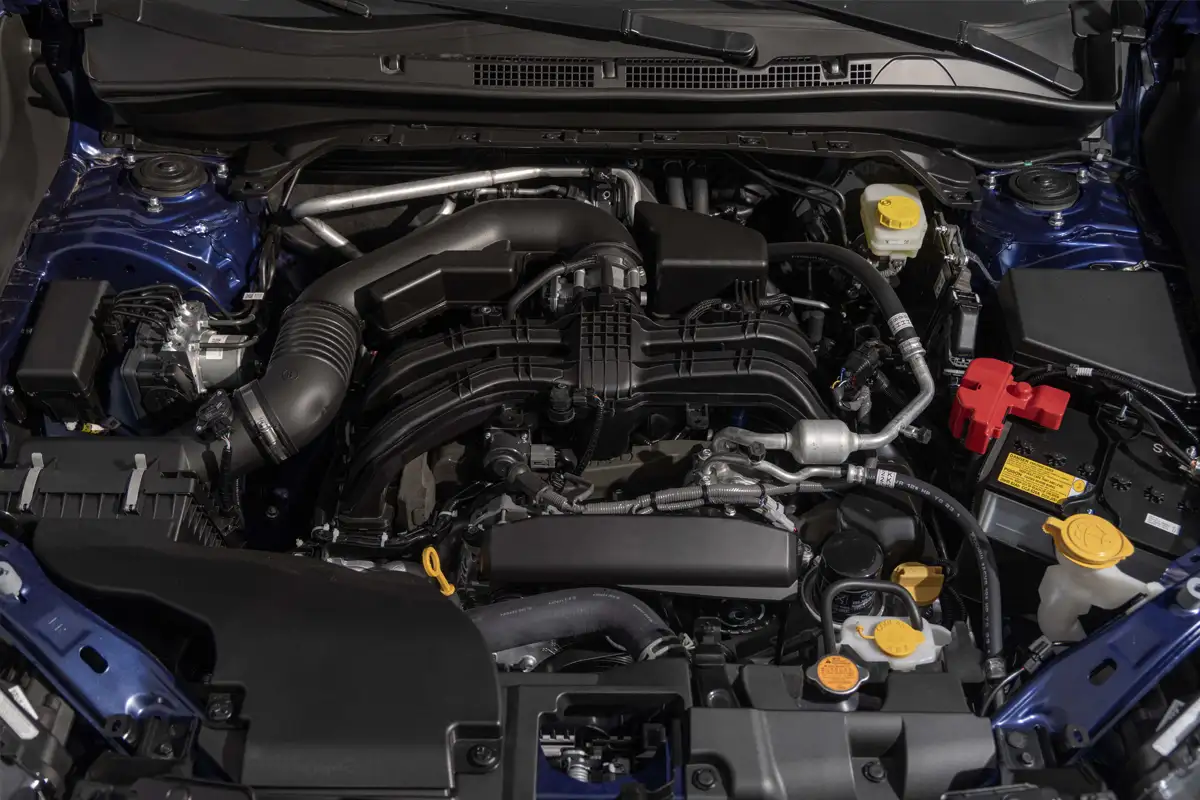 Khoang máy động cơ Boxer 4 xi-lanh nằm ngang đối xứng dung tích 2.5L của xe ô tô Subaru Forester.