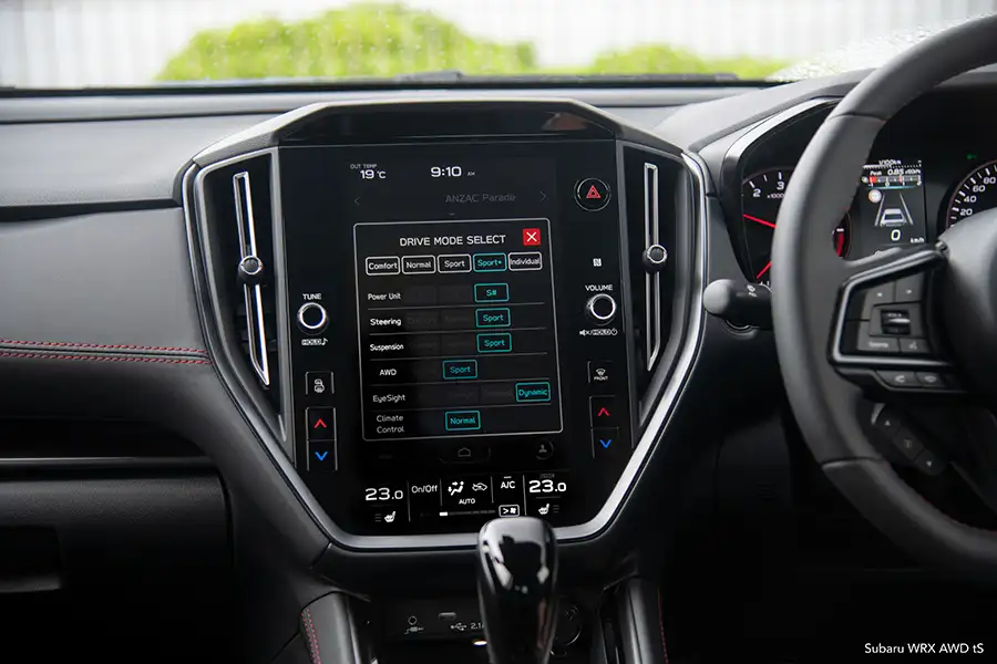 Màn hình cảm ứng lớn hiển thị menu cài đặt chế độ lái Drive Mode Select của xe Subaru WRX tS.