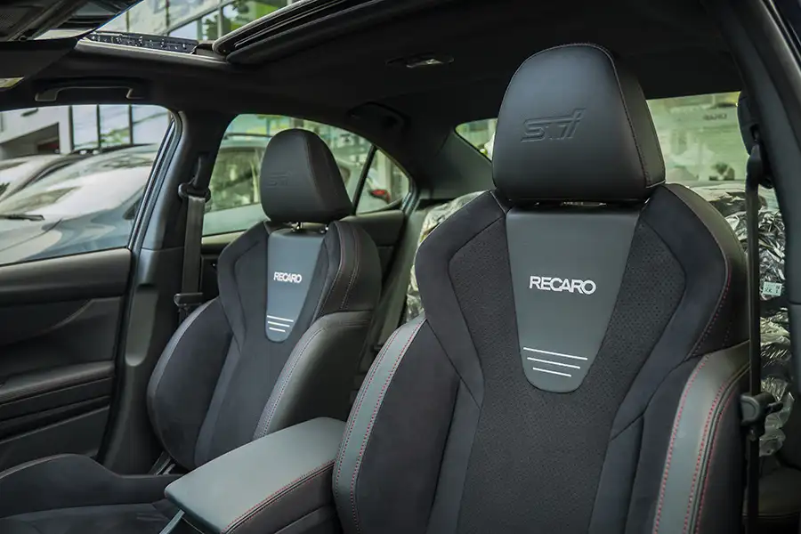 Khoang lái Subaru WRX tS với ghế RECARO và vô lăng STI