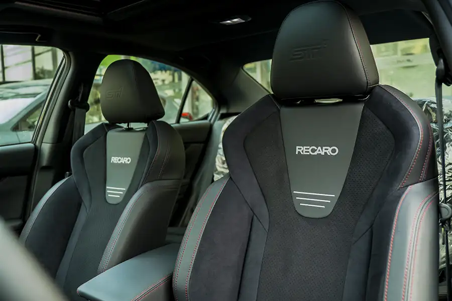 Ghế ngồi thể thao ôm sát thân người hiệu Recaro bọc da lộn cao cấp có logo STI trên xe Subaru WRX tS.
