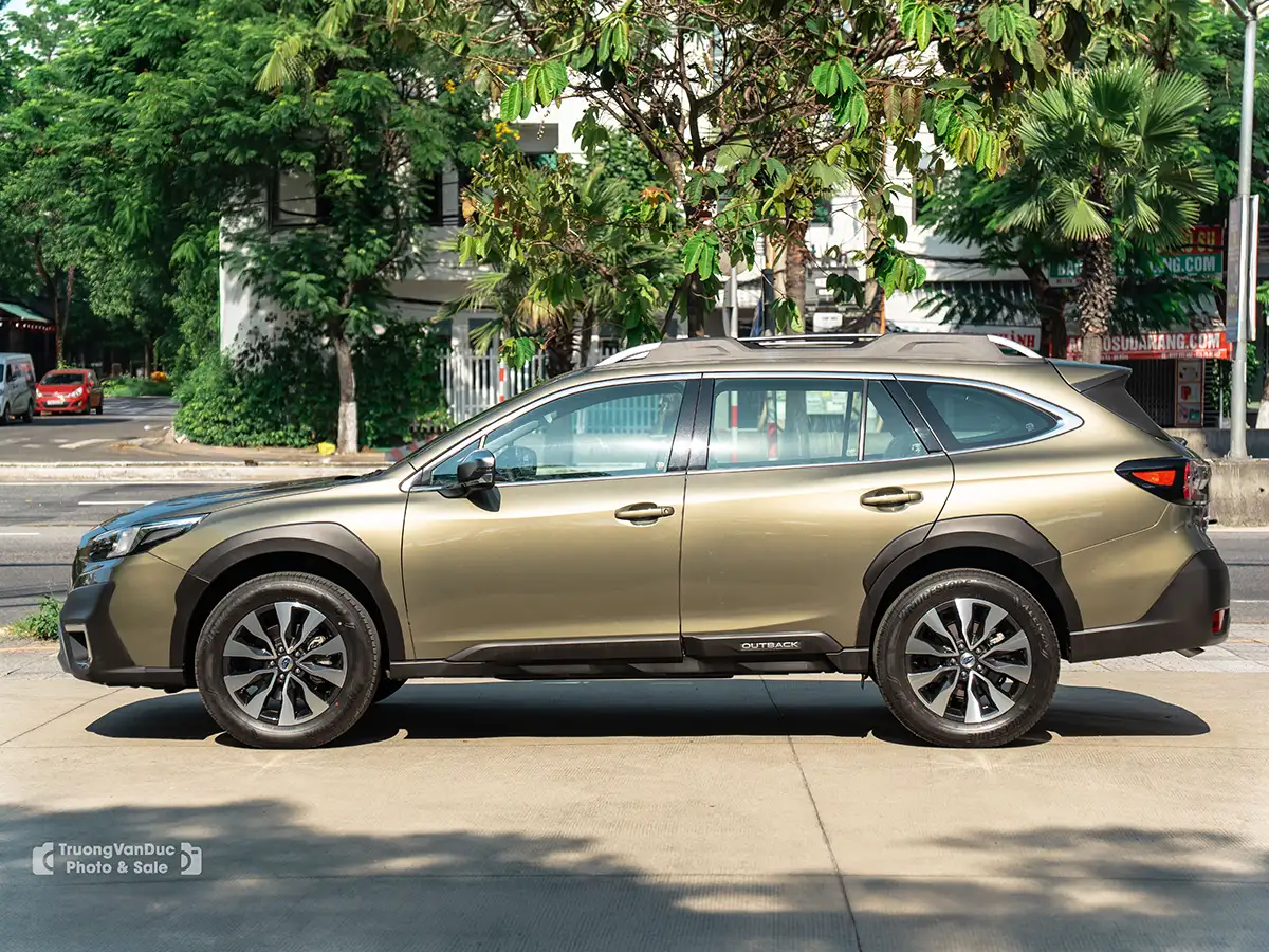 Thiết kế hông xe Subaru Outback 2025 dáng Crossover Wagon dài rộng vững chãi.