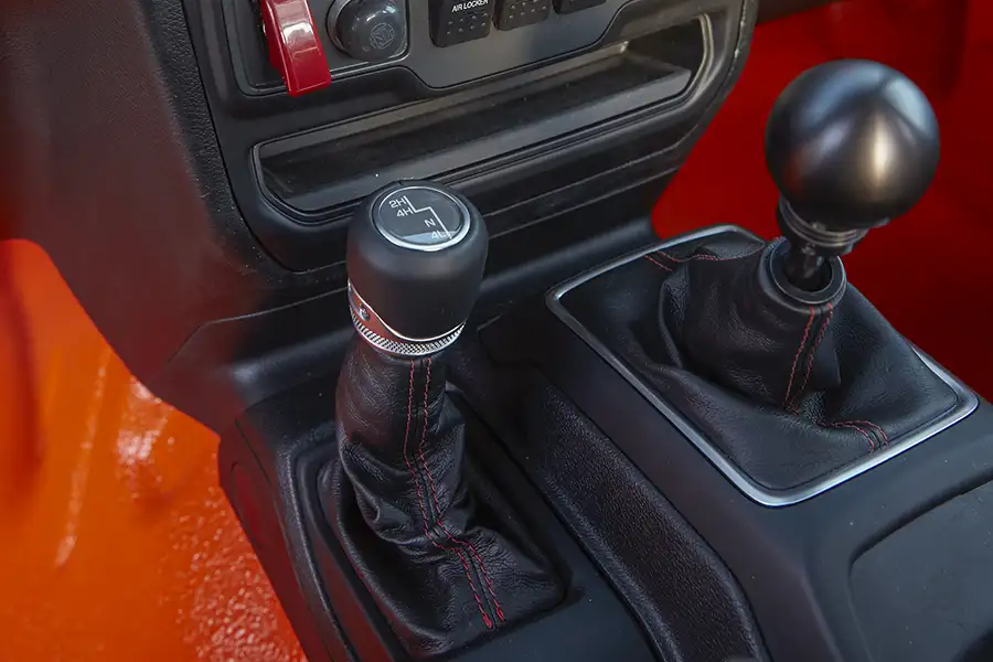 Cần gài cầu cơ khí của hệ dẫn động 4WD trên xe Jeep với các chế độ 2H 4H N 4L