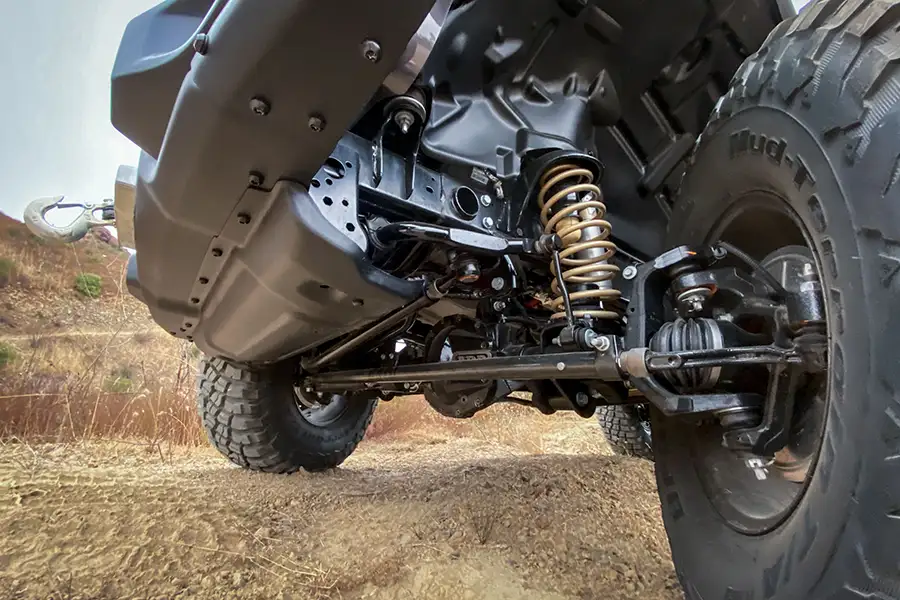 Hệ thống treo và lốp địa hình gai lớn Mud-Terrain trên xe 4WD Jeep Wrangler Rubicon