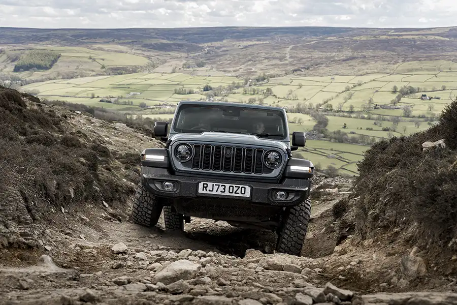 Xe địa hình Jeep Wrangler Rubicon gài chế độ 4L bò dốc đá hiểm trở