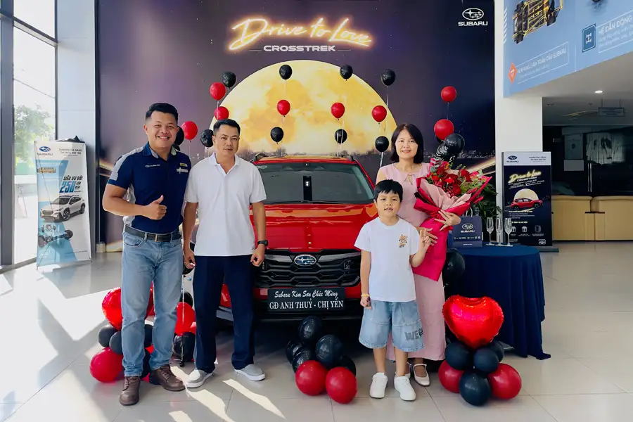 Gia đình khách hàng nhận xe Subaru Crosstrek màu đỏ tại showroom