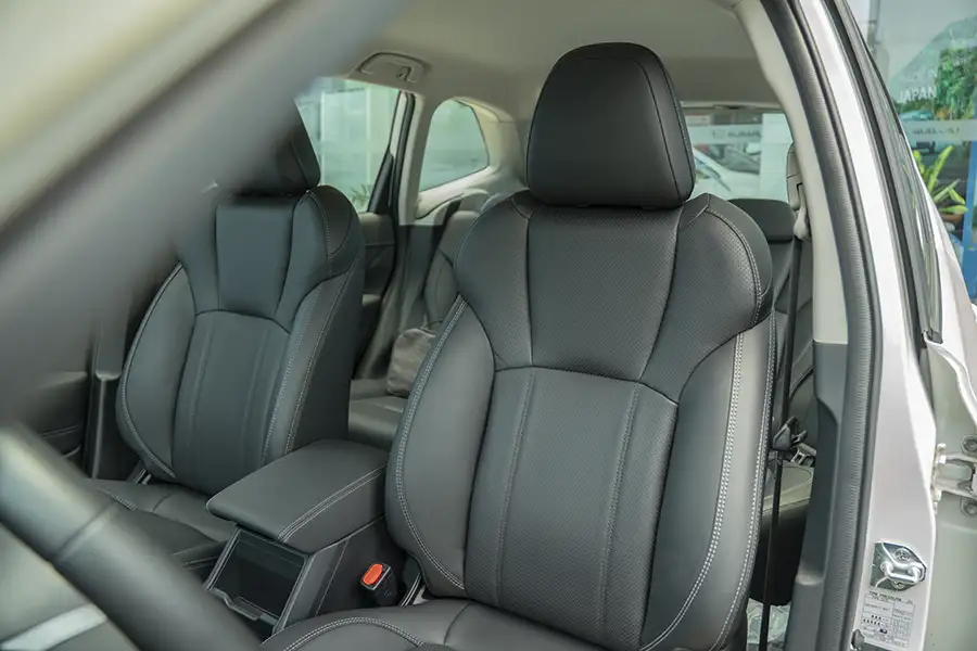 Ghế lái bọc da công thái học ôm sát cột sống trên Subaru Forester nhập Thái