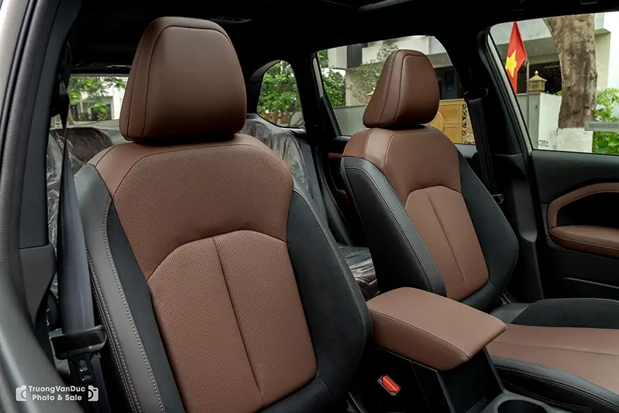 Ghế ngồi bọc da cao cấp hai tông màu nâu đen trên Subaru Forester nhập Nhật thế hệ mới