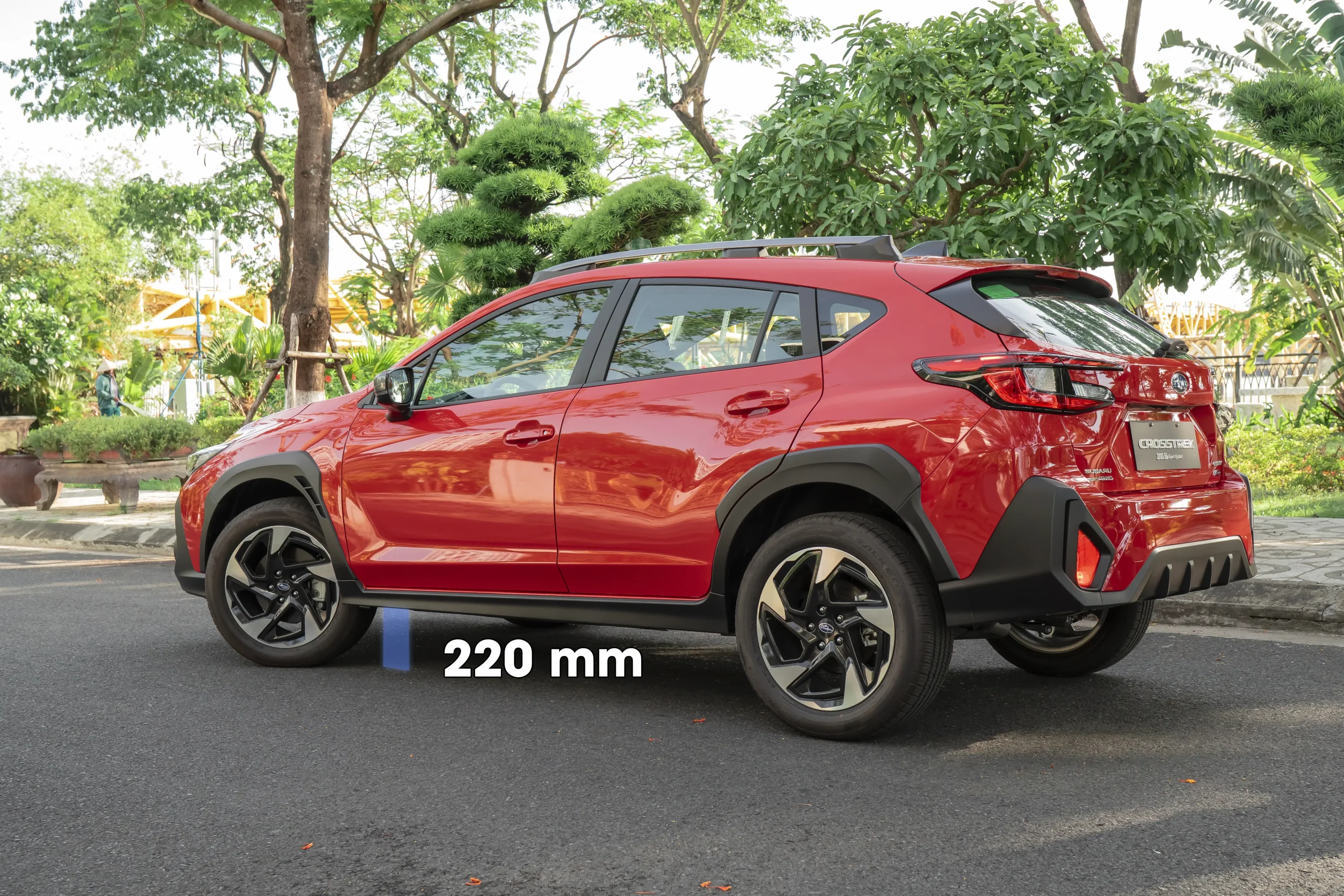 Subaru Crosstrek màu đỏ nhìn ngang, khoảng sáng gầm 220 mm