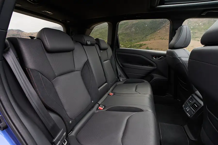 Hàng ghế sau bọc da màu đen rộng rãi với khoảng để chân lớn của xe ô tô SUV 5 chỗ Subaru Forester.