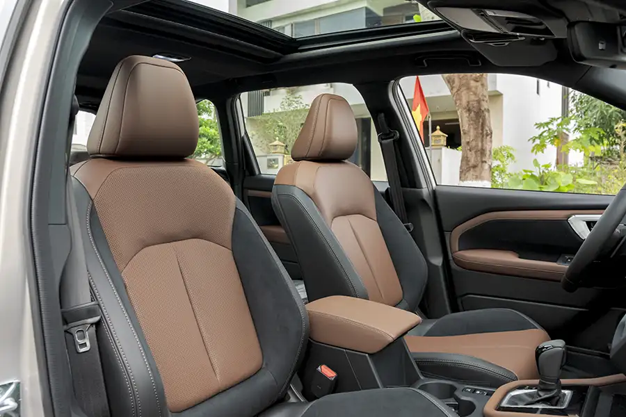 Không gian nội thất hàng ghế trước bọc da cao cấp phối hai màu nâu đen trên xe SUV 5 chỗ Subaru Forester.