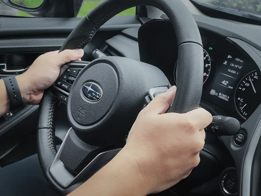 Cảm nhận phản hồi vô-lăng chính xác khi lái thử Subaru tại Subaru Đà Nẵng
