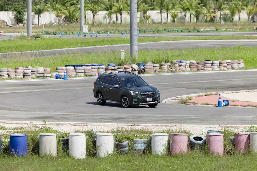 Lái thử Subaru Forester nhập Thái 2024 thử thách kiểm soát thân xe trên đường sa hình đà nẵng