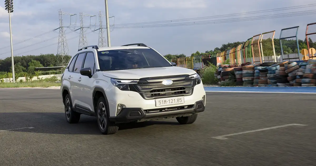 Xe SUV gầm cao Subaru Forester EyeSight chạy thực tế trên đường thử tại Đà Nẵng