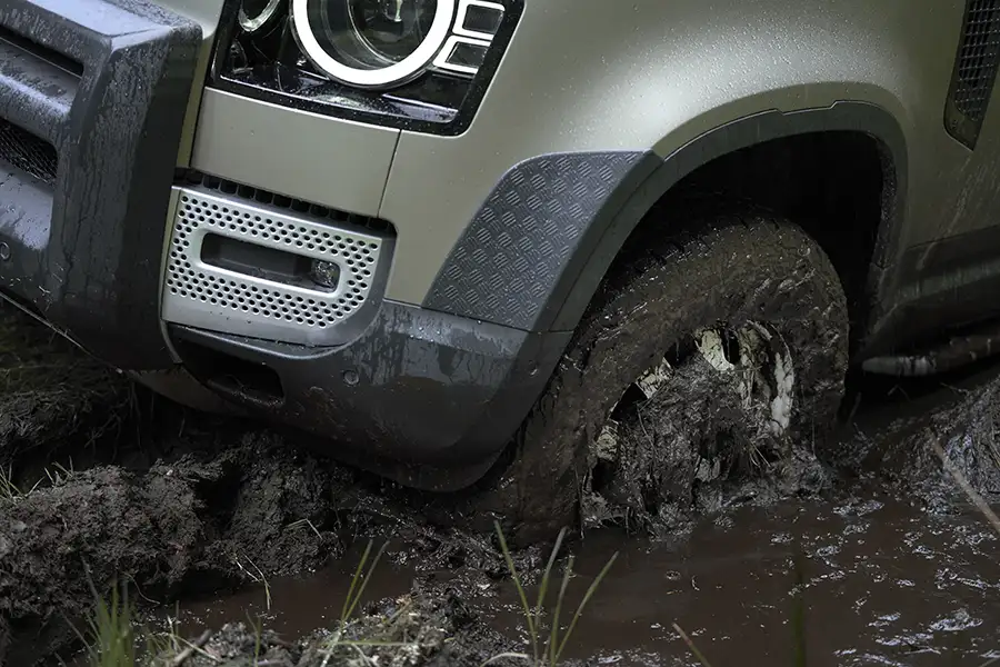 Bánh xe Land Rover Defender cày xới vượt hố bùn lầy sâu trơn trượt