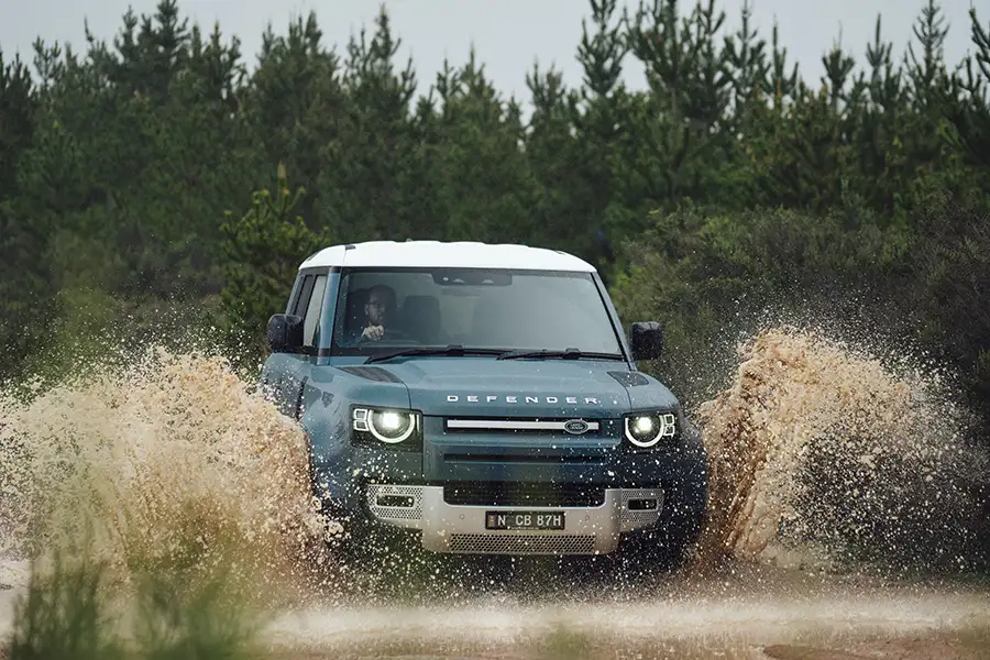 Land Rover Defender lội vũng nước bùn băng rừng bằng hệ thống dẫn động hai cầu