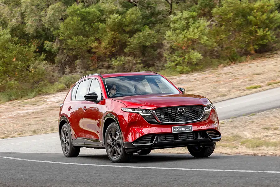 Crossover Mazda CX-5 thế hệ mới trang bị hệ dẫn động bốn bánh i-Activ AWD ôm cua trên đường nhựa