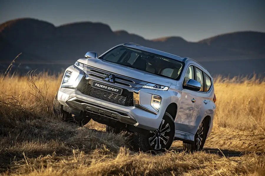 SUV 7 chỗ Mitsubishi Pajero Sport leo triền dốc địa hình gồ ghề bằng hệ dẫn động 2 cầu