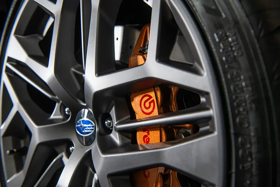 Hệ thống phanh hiệu năng cao Brembo màu vàng cam nổi bật phía sau mâm xe Subaru WRX tS 6MT số sàn.