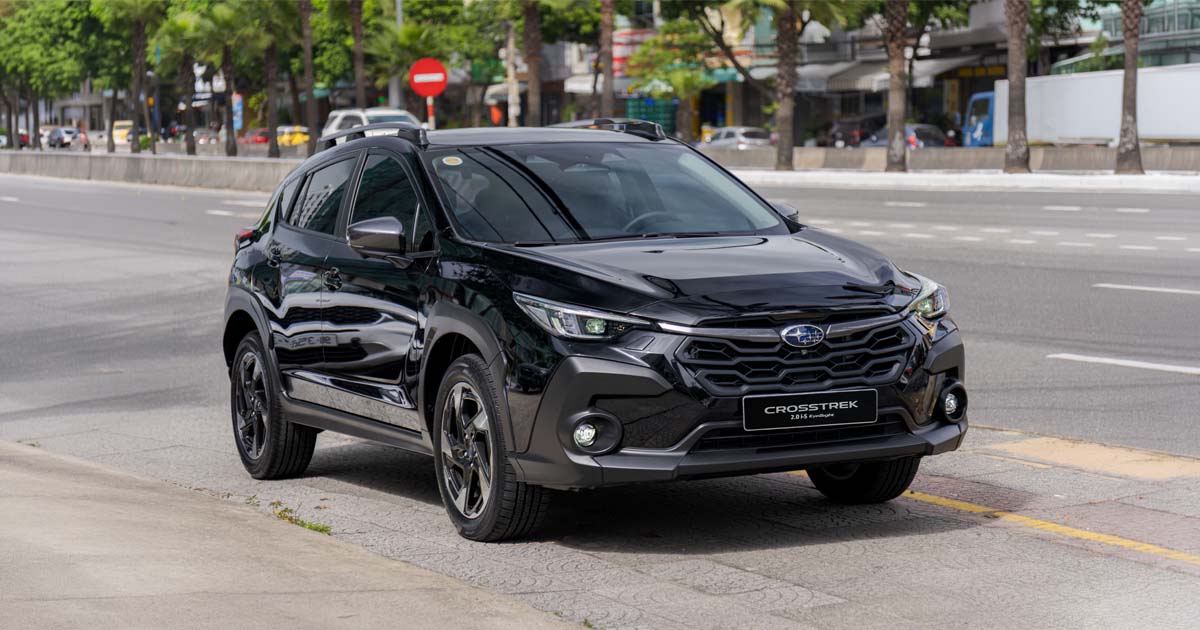 Subaru Crosstrek 2.0i-S EyeSight màu đen đỗ bên đường