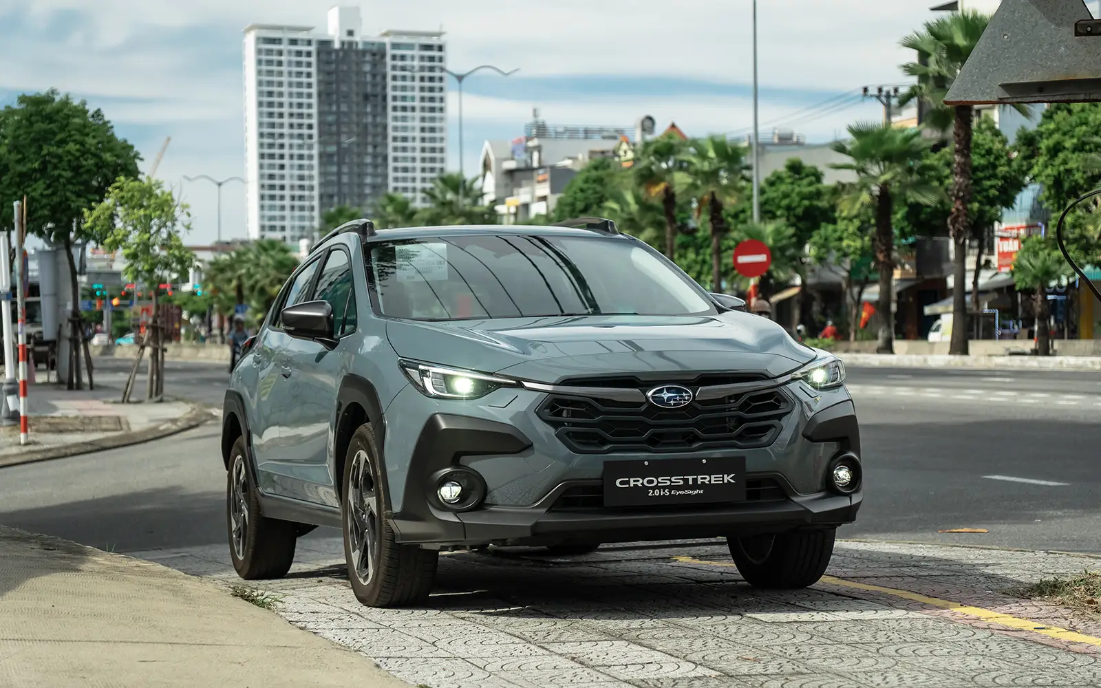 Ngoại thất Subaru Crosstrek cá tính với mâm 18 inch khoảng sáng gầm
220 mm và thiết kế crossover năng động
