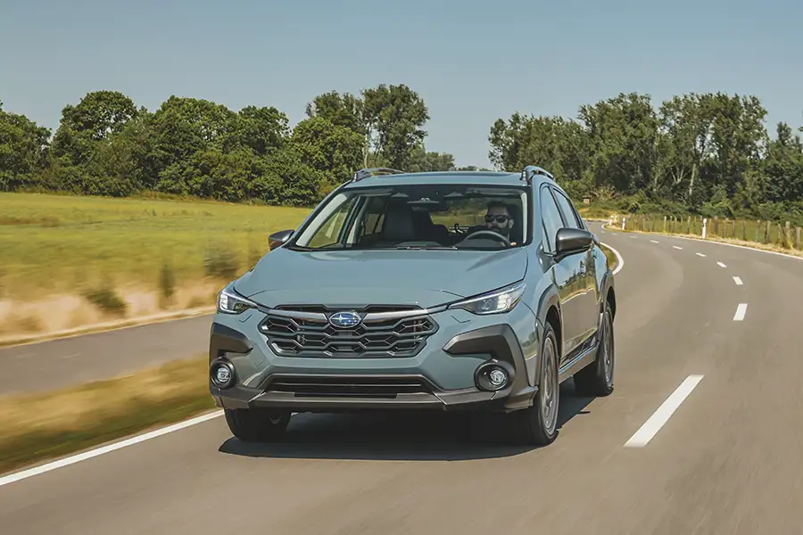 Subaru Crosstrek màu xanh ghi ánh kim chạy trên đường trường