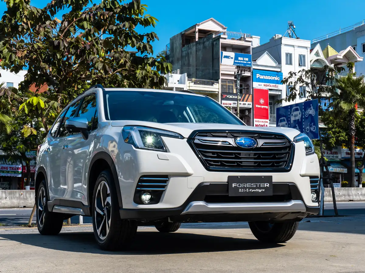 Ngoại thất xe Subaru Forester 2.0 i-S EyeSight màu trắng ngọc trai thanh lịch.