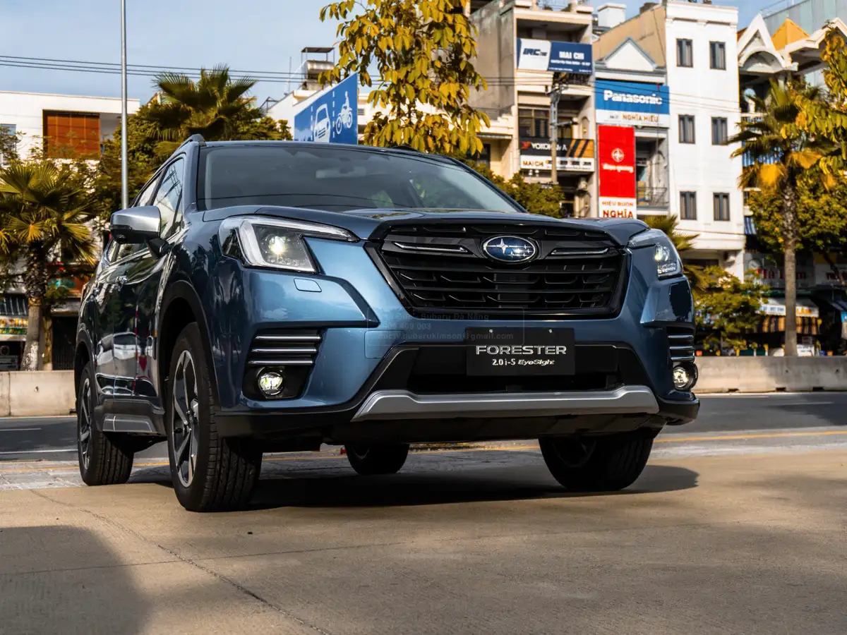 Cận cảnh thiết kế nam tính của Subaru Forester 2.0 i-S EyeSight màu xanh da trời.
