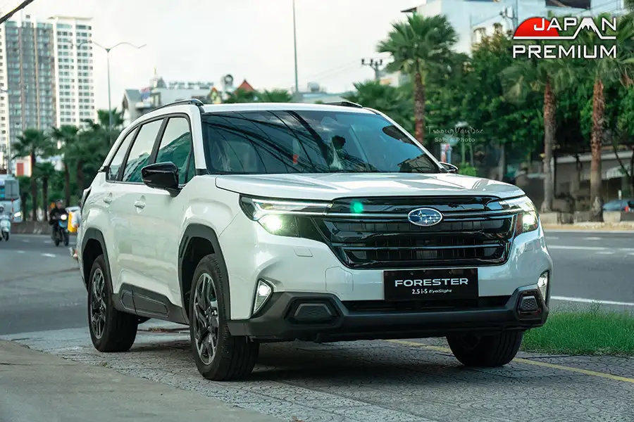 Xe Subaru Forester nhập Nhật màu trắng thế hệ mới - So sánh Forester Nhật và Thái