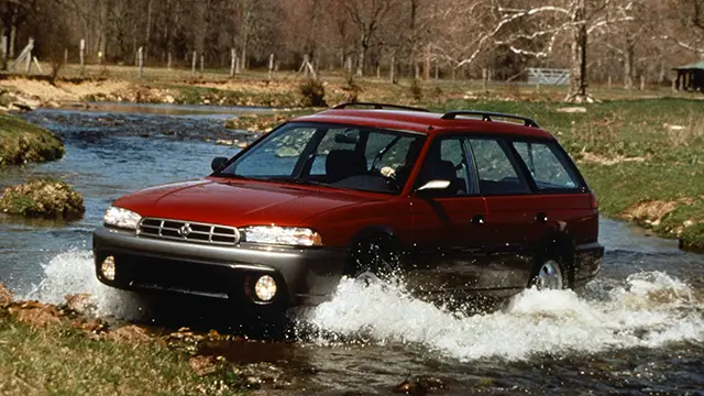 Subaru Outback ra mắt năm 1995
