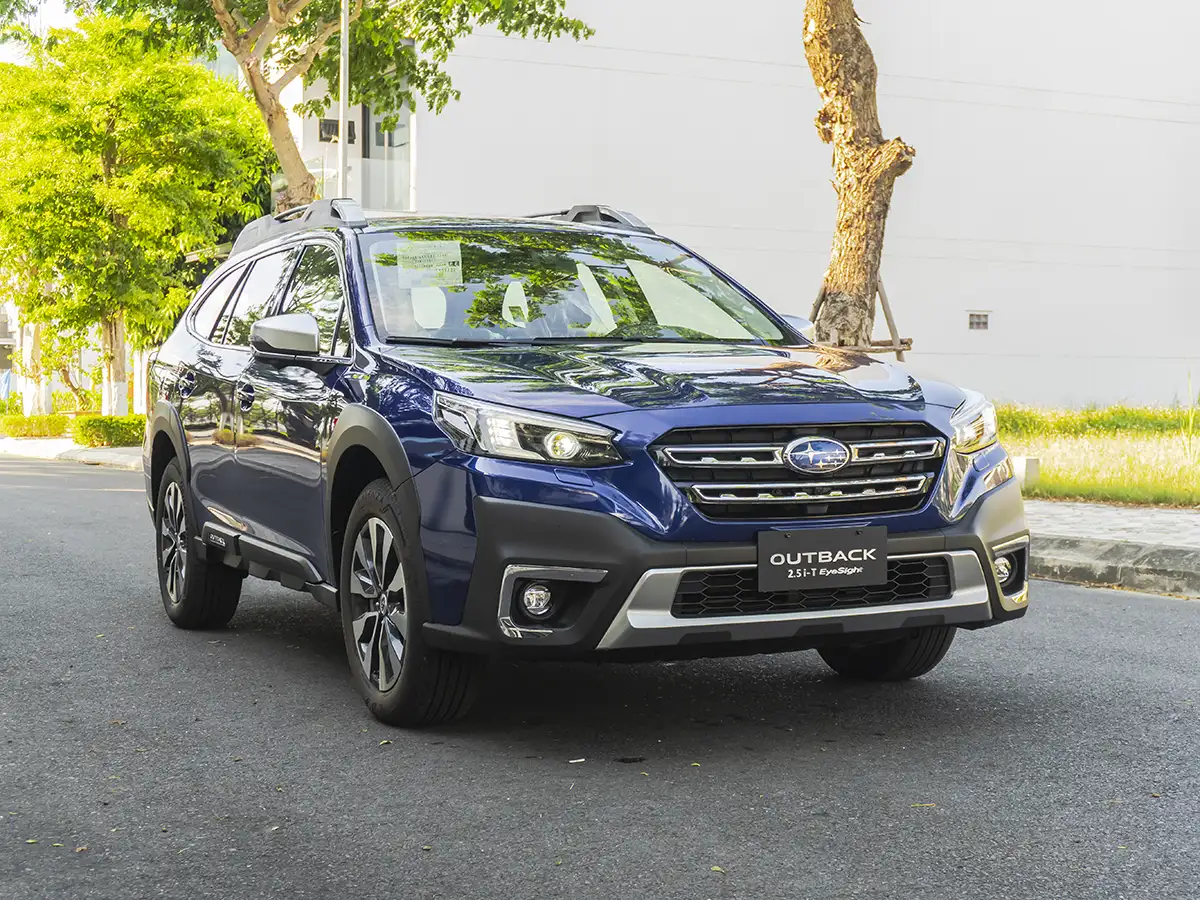 Xe ô tô Subaru Outback 2025 màu xanh lam ánh kim sang trọng và lịch lãm.