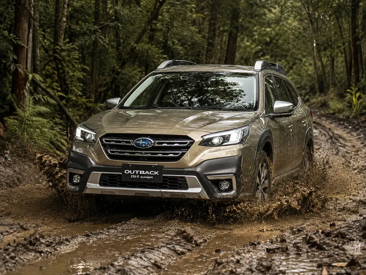 Xe Subaru Outback 2.5 i-T EyeSight lội bùn vượt địa hình offroad trong rừng.