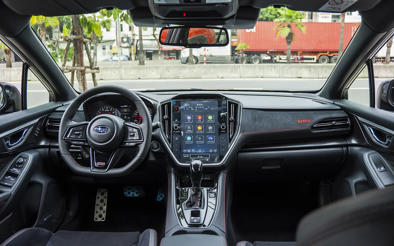 Khoang lái Subaru WRX với ghế RECARO và phong cách STI