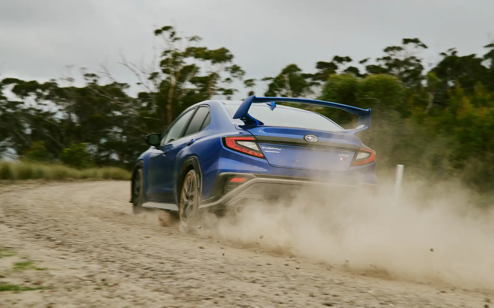Subaru WRX với hệ dẫn động bốn bánh toàn thời gian đối xứng S-AWD