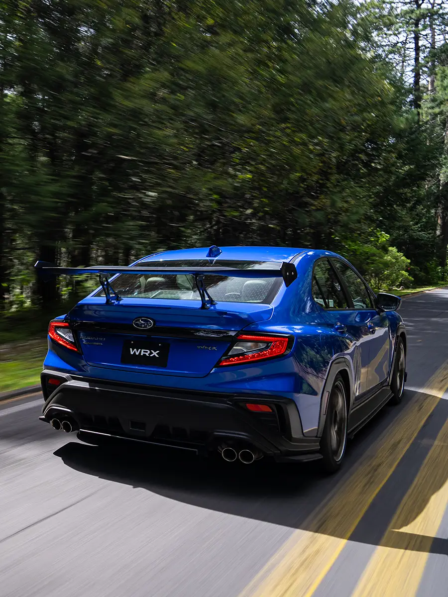 Subaru WRX sedan hiệu năng cao nhìn từ thân xe