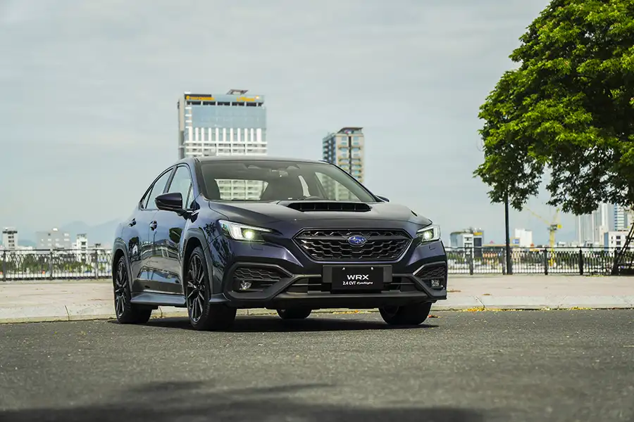 Xe ô tô thể thao Subaru WRX tS màu xanh đen đỗ bên bờ sông Hàn thơ mộng tại thành phố Đà Nẵng miền Trung.
