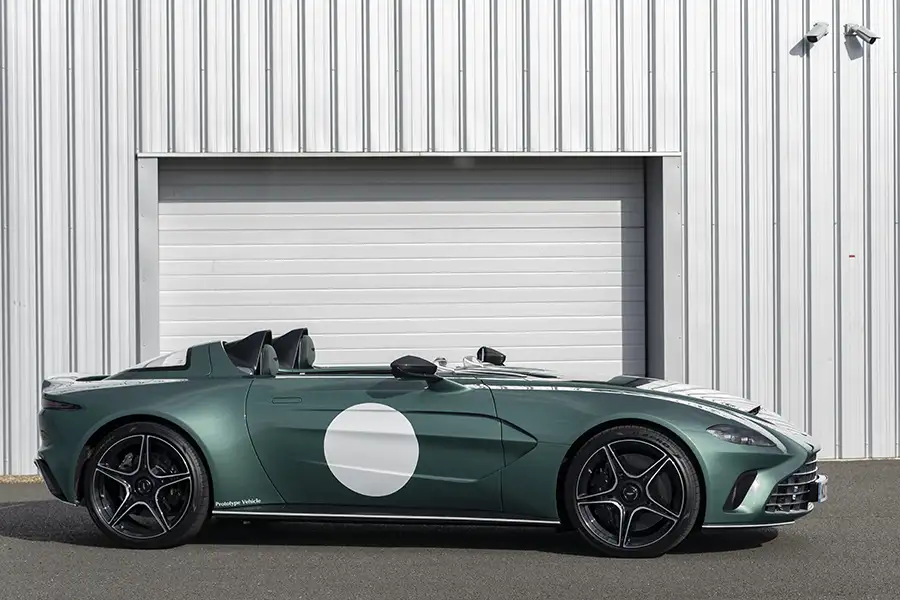 Kiểu dáng thân xe Speedster mui trần không kính chắn gió Aston Martin V12 Speedster