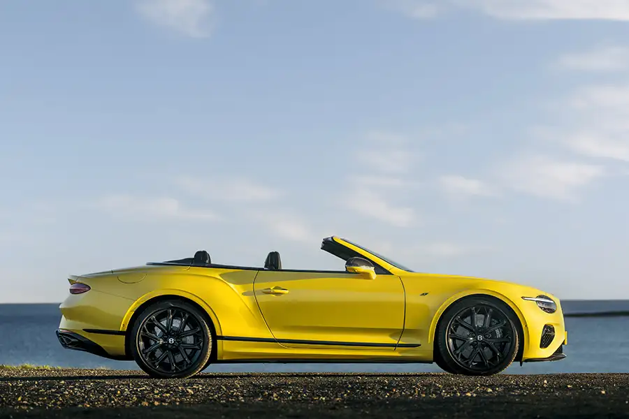 Kiểu dáng xe mui trần Convertible mui xếp mềm thể thao Bentley Continental GT màu vàng