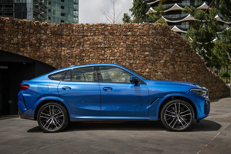 Kiểu dáng thân xe SUV Coupe gầm cao đuôi dốc thể thao BMW X6 màu xanh dương