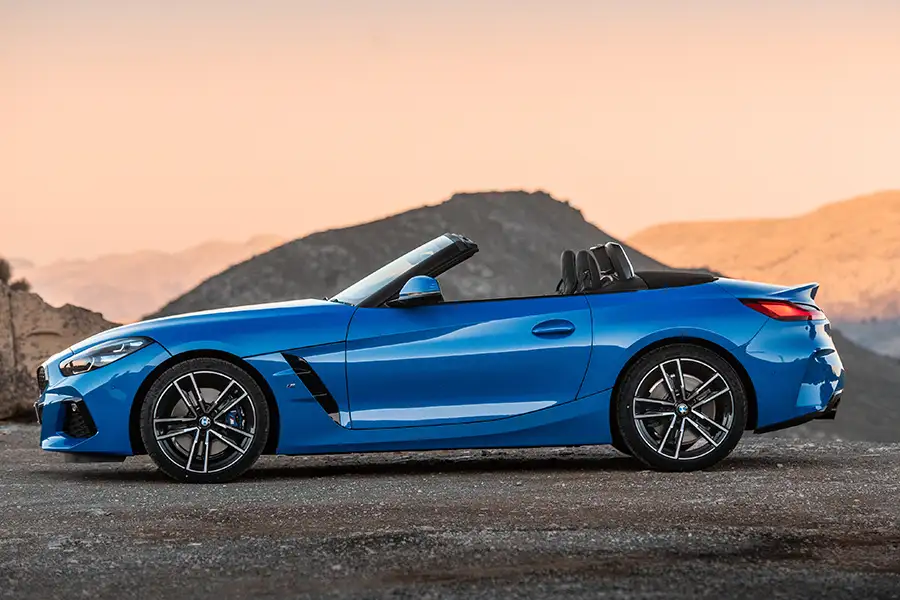 Kiểu dáng xe thể thao Roadster mui trần 2 chỗ phân bổ trọng lượng hoàn hảo BMW Z4