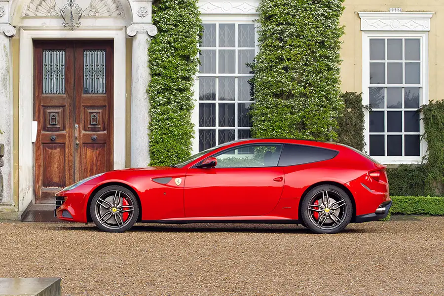 Kiểu dáng thân xe thể thao Shooting Brake 3 cửa đuôi dài độc đáo Ferrari FF màu đỏ