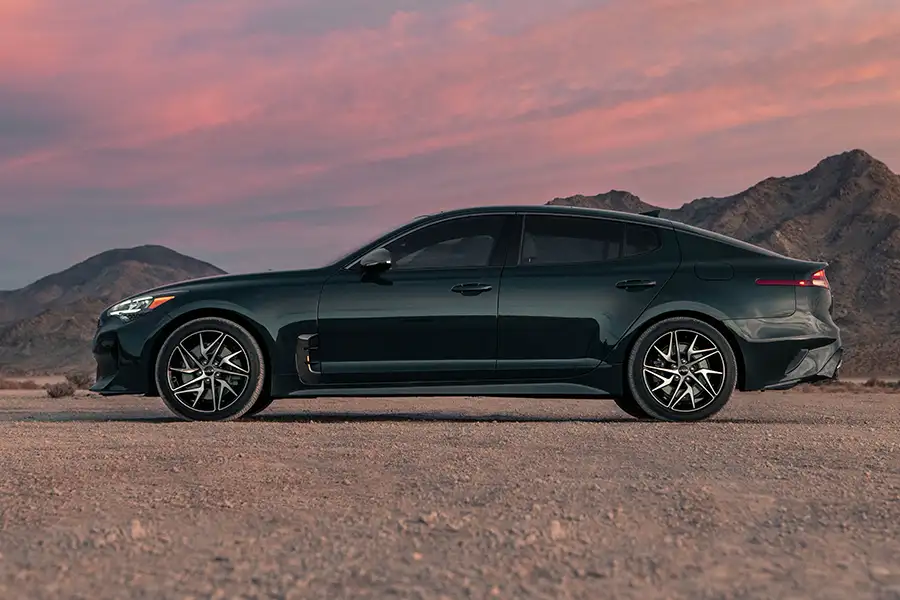 Kiểu dáng thân xe thể thao Fastback Liftback 5 cửa Kia Stinger trên sa mạc