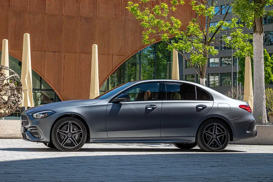 Kiểu dáng thân xe Sedan 3 khối Three-Box chuẩn mực Mercedes-Benz C300 màu xám