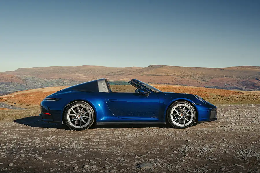 Kiểu dáng thân xe Targa mui trần vòm chống lật cố định Porsche 911 Targa màu xanh