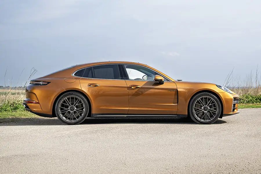 Kiểu dáng thân xe thể thao Liftback 4 cửa mui dốc Porsche Panamera màu vàng đồng