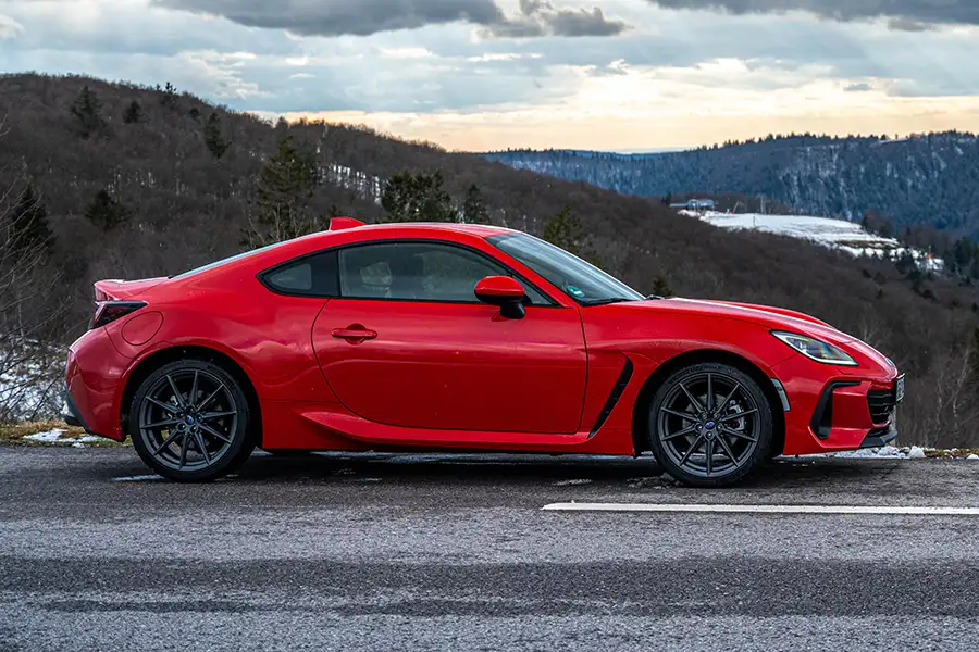 Kiểu dáng thân xe thể thao Coupé 2 cửa trọng tâm thấp Subaru BRZ màu đỏ