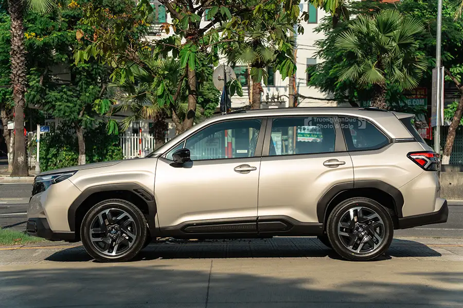 Kiểu dáng thân xe Crossover CUV gầm cao Subaru Forester màu vàng đồng